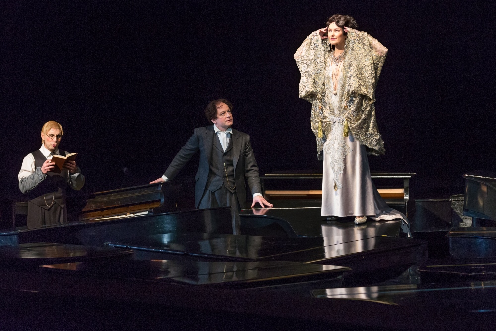 Leonīds – Dainis Gaidelis, Orests – Ģirts Ķesteris, Zoja – Kristīne Nevarauska // Foto – Gunārs Janaitis